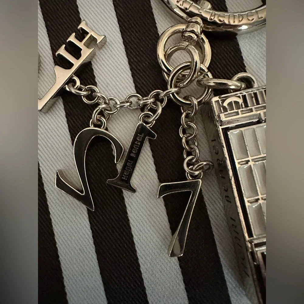 Gorgeous Henri Bendel Iconic 712  5th Avenue Gold Keychain Fob Bag Charm VGUC